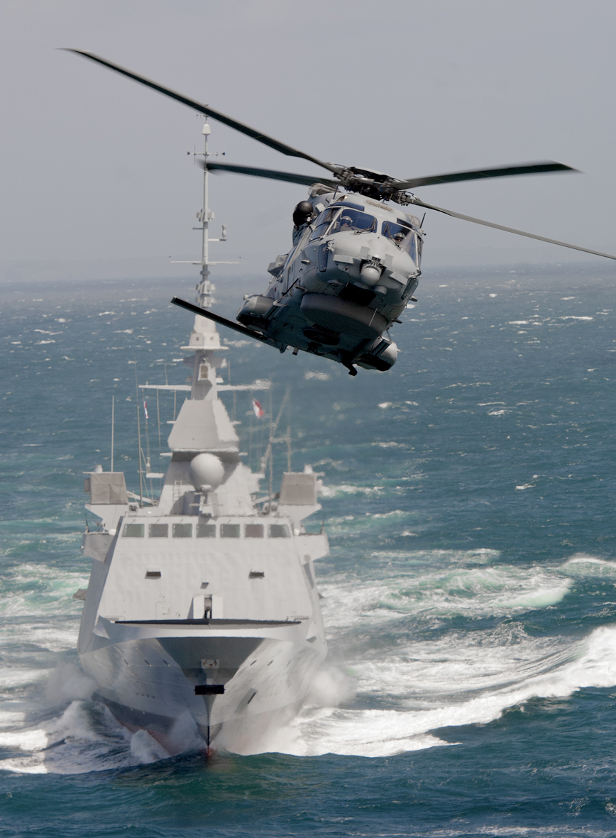 NH90 et frégate Aquitaine